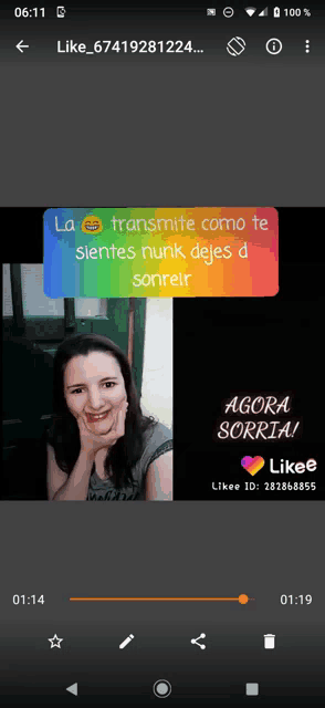 a phone screen shows a video of a woman and says " la transmite como te sientes nunc dejes d sonreir "