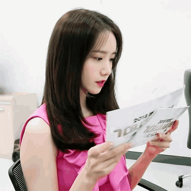 Yoona Reading GIF - Yoona Reading Serious GIFs