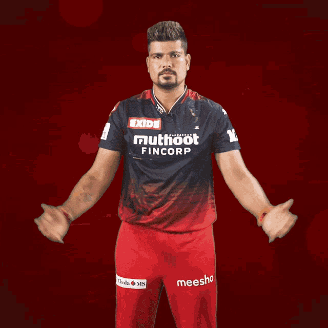 a man wearing a shirt that says exide mutuoot fincorp