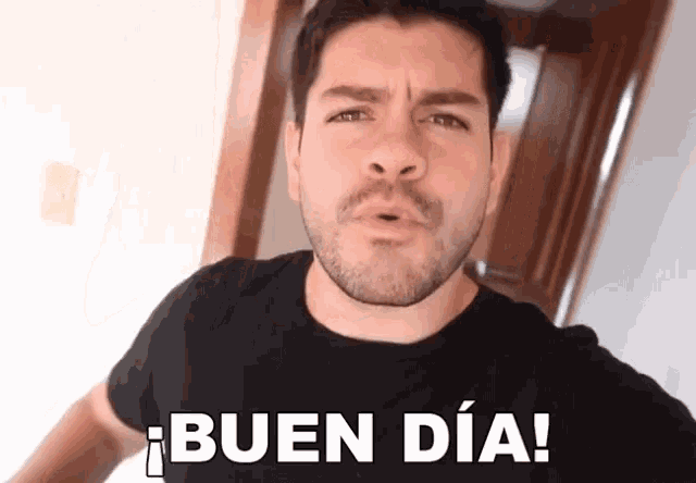 a man with a beard is wearing a black shirt that says " buen dia "
