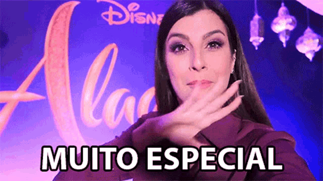 a woman in front of a sign that says muito especial on it