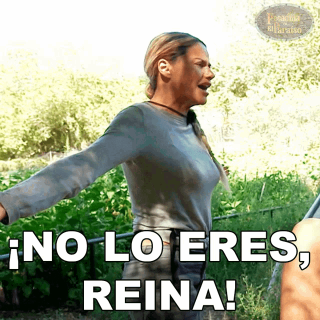 a woman says no lo eres reina while standing in a field