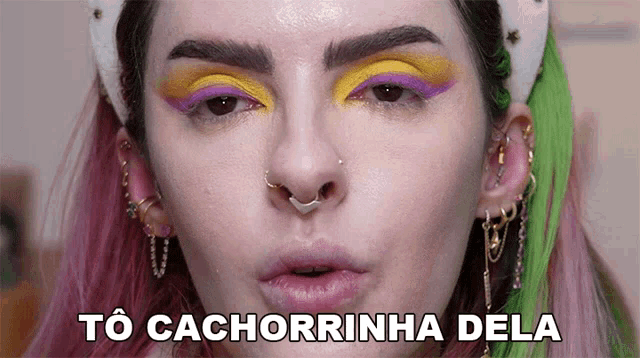 a close up of a woman 's face with the words " to cachorrinho dela " above her