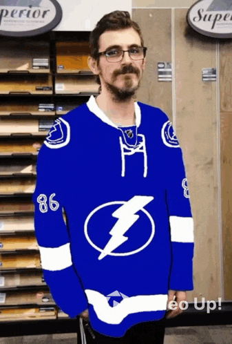 a man wearing a lightning jersey with the number 86 on it