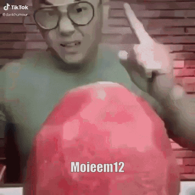Moieem12 Niels A GIF