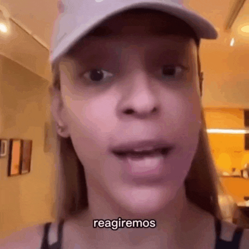 a woman wearing a hat is talking and says reagiremos .
