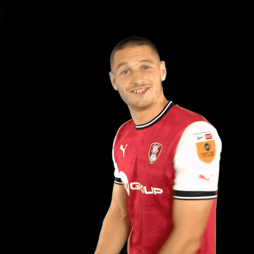 a blurry picture of a man wearing a red shirt that says ' braun ' on it