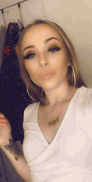 Pretty Bitch Selfie GIF - Pretty Bitch Selfie Pout GIFs