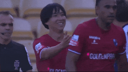 a man wearing a red shirt that says barcelos
