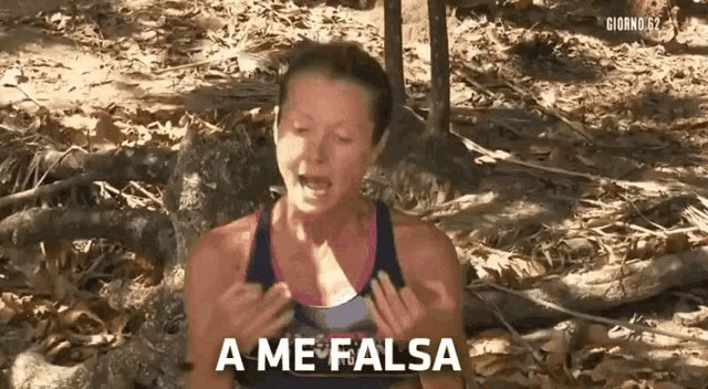 a woman says a me falsa in a video