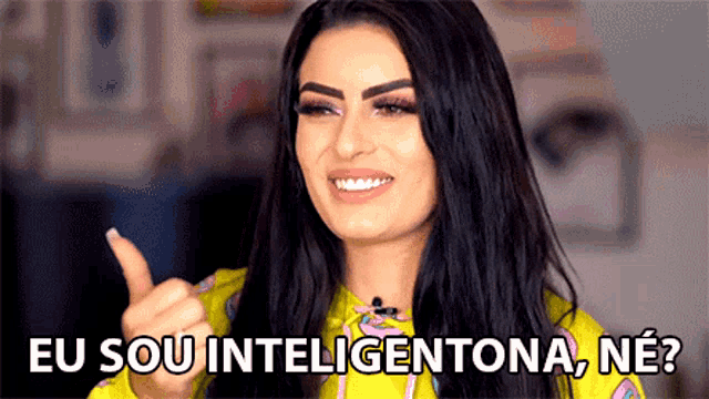 a woman in a yellow shirt is smiling and giving a thumbs up with the words eu sou inteligentona ne written below her