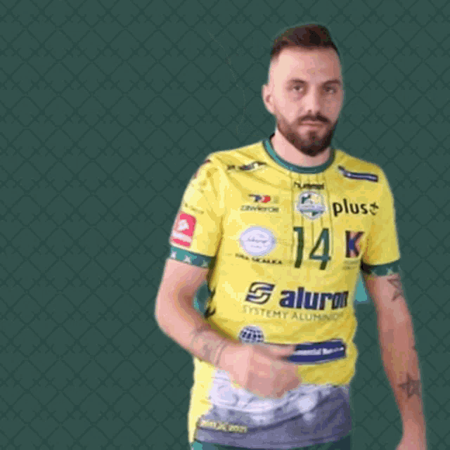 a man wearing a yellow shirt that says 14k