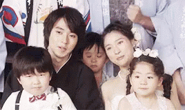 Tao Tsuchiya With Family GIF - Tao Tsuchiya Family Picture GIFs