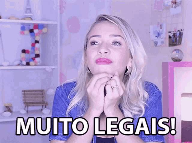 a woman with blonde hair and a ring on her finger says muito legals