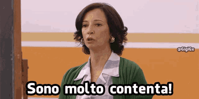 a woman in a green sweater says sono molto contenta !