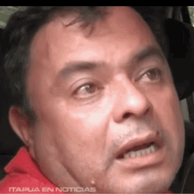a close up of a man 's face with the words " itapua en noticias " on the bottom