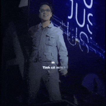 a man is standing in front of a sign that says ' tinh co minh quen biết '