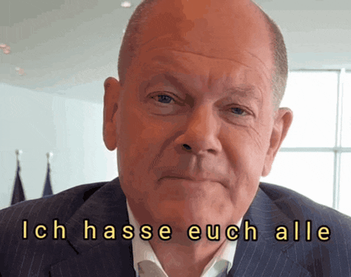 a close up of a man 's face with the words ich hasse euch alle below it