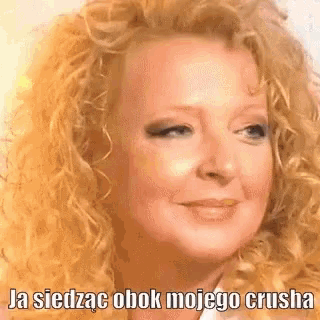 a close up of a woman 's face with the words `` ja siedzac obok mojego crusha '' written on it .