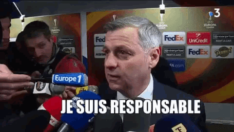 a man talking into a microphone with the words je suis responsable written below him
