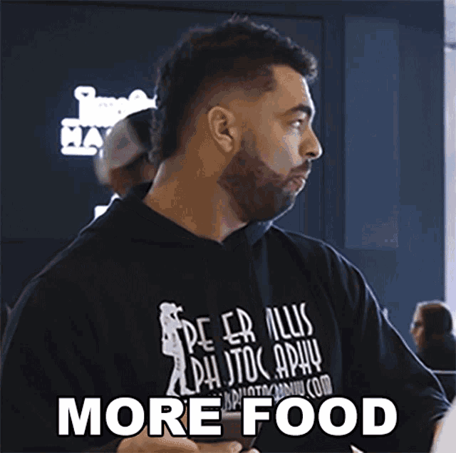 a man wearing a black shirt that says peter illus photography on it