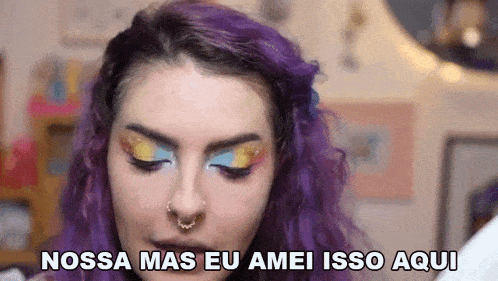 a woman with purple hair has a nose ring and says nossa mas eu amei isso aqui