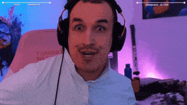 a man wearing headphones is sitting in front of a pink chair that says braquace