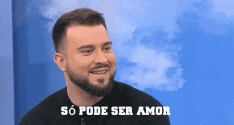 a man with a beard is smiling with the words so pode ser amor below him