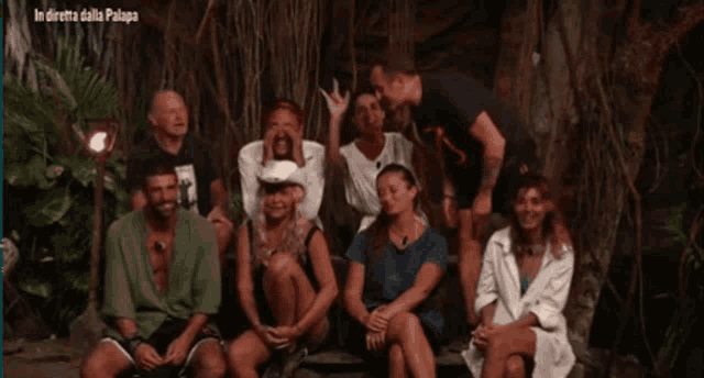 a group of people are posing for a picture with the words in diretta dalla palapa on the bottom