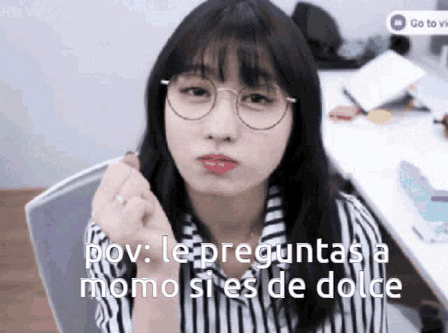 a woman wearing glasses and a striped shirt with the words pov le preguntas a momo si es de dolce on the bottom