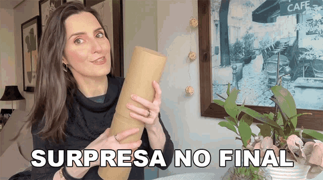 a woman is holding a piece of paper with the words " sorpresa no final " written on the bottom
