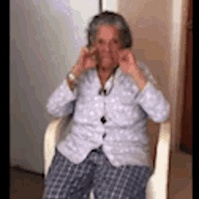 Dedos Middle Finger GIF - Dedos Middle Finger Angry Grandmother GIFs