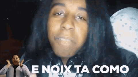a man in a suit and tie is standing in front of a woman with long hair and the words e noix ta como