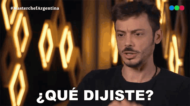 a man says " que dijiste " in front of a blurry background