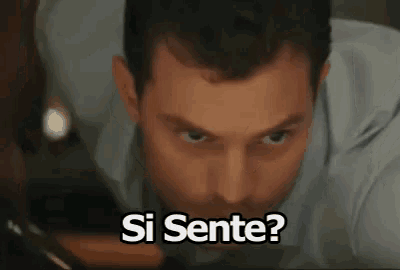 a close up of a man 's face with the words `` si sente ? '' written on it .