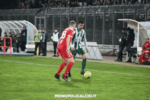 two soccer players on a field with the website monopolicalcio.it in the bottom right corner