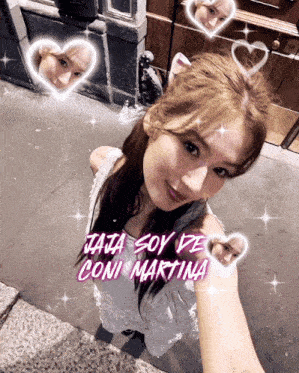 a woman taking a selfie with hearts around her and the words " tata soy de coni martina " written on the bottom