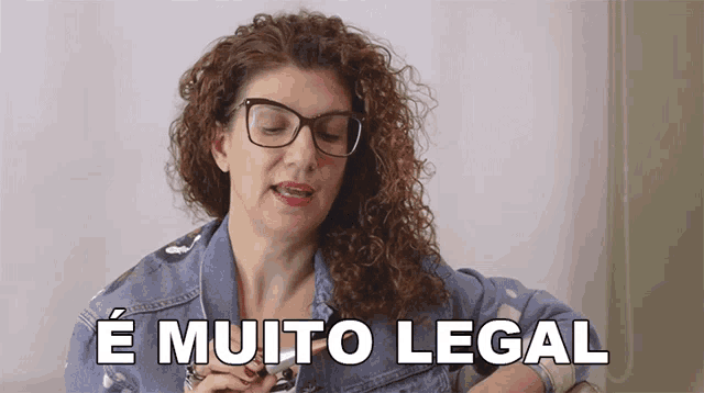 a woman wearing glasses says " e muito legal "