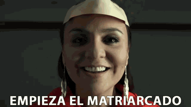 a woman wearing a white hat with the words empieza el matriarcado written below her