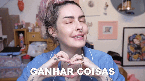 a woman making a heart with her hands and the words ganhar coisas written below her