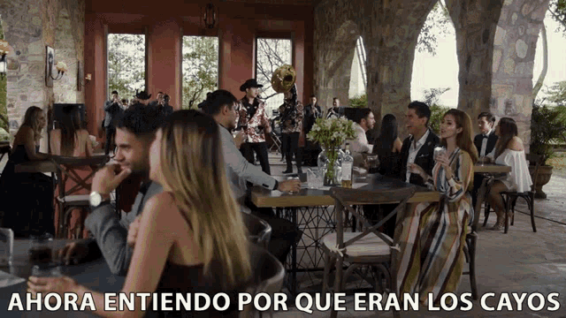 a group of people sitting at tables with the words ahora entiendo por que eran los cayos written below them
