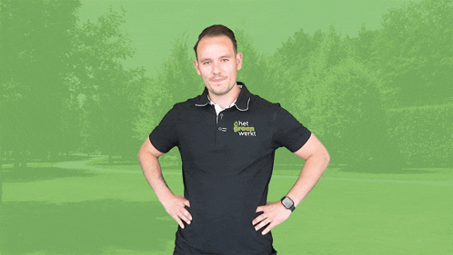 a man is wearing a black shirt that says het groene werk