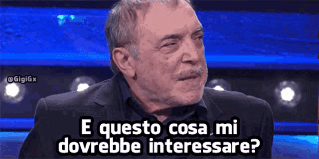a man says e questo cosa mi dovrebbe interessare on a blue background