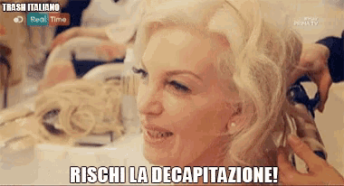 a woman is getting her hair done in a salon and the caption says rischi la decapitazione