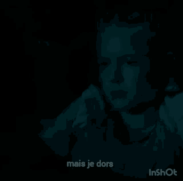 a girl in a dark room with the words mais je dors on the bottom