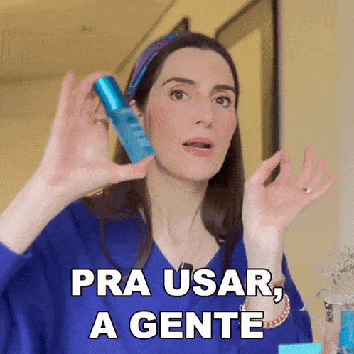 a woman in a blue shirt is holding a blue bottle and the words pra usar a gente are above her