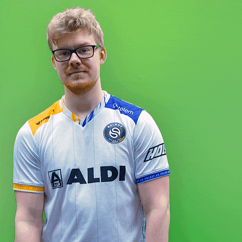 a man wearing a white shirt that says aldi on the front