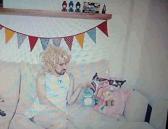 a blurred image of a person holding a stuffed animal with the words ay no por favor written on it