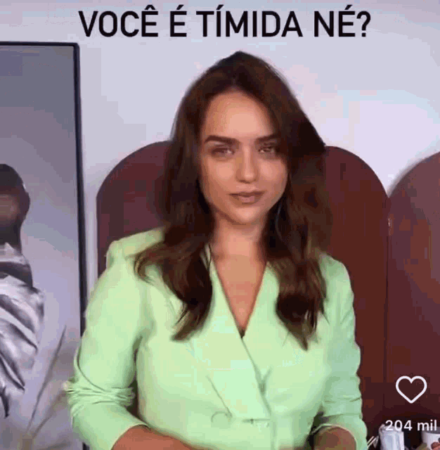 a woman in a green jacket with the words voce e timida ne written on the bottom