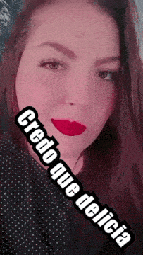 a close up of a woman 's face with the words credo que delicia written on it